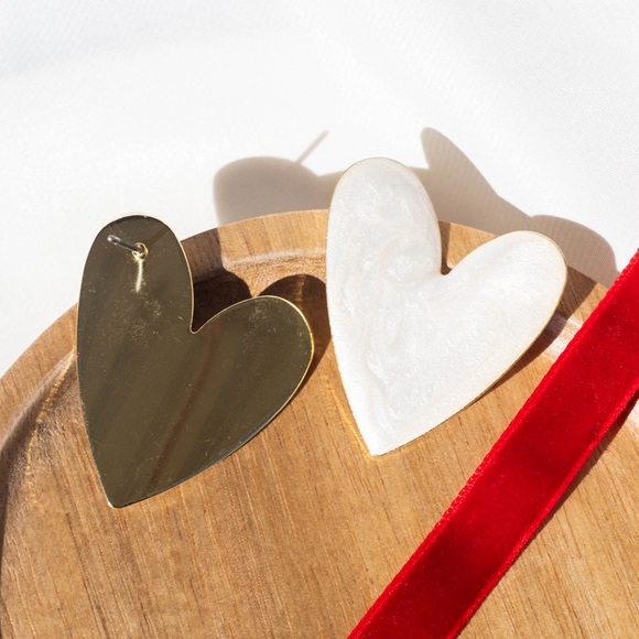 ✨HOST PICK!✨Zara Estelle White Heart Earrings - Picture 3 of 5